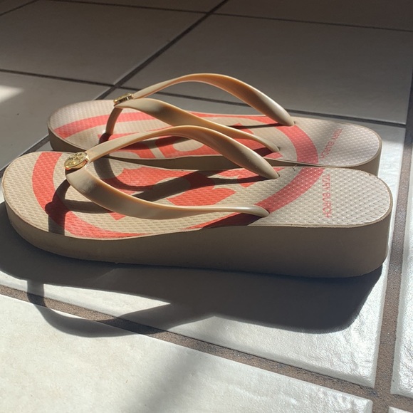 TORY BURCH tan wedge summer sandal size 10 - Picture 2 of 5